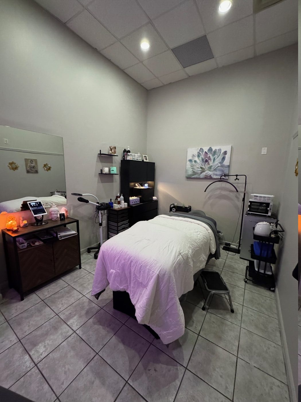 Relaxing spa room at Royal Glow Beauty & Esthetics in Boardman, Ohio